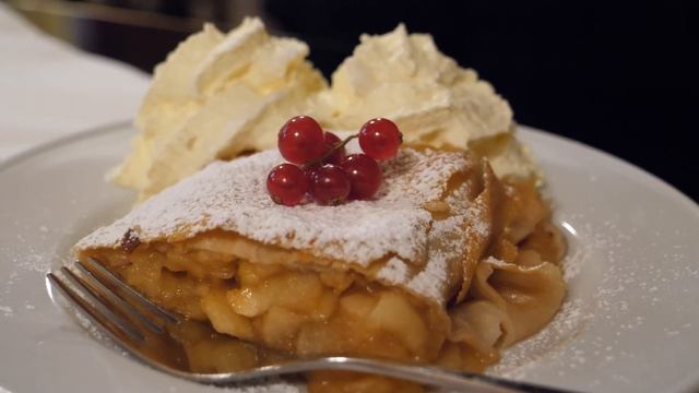 VIENNA FOOD TOUR | AUSTRIAN FOOD- The Best WIENER SCHNITZEL & Apfel Strudel In Vienna