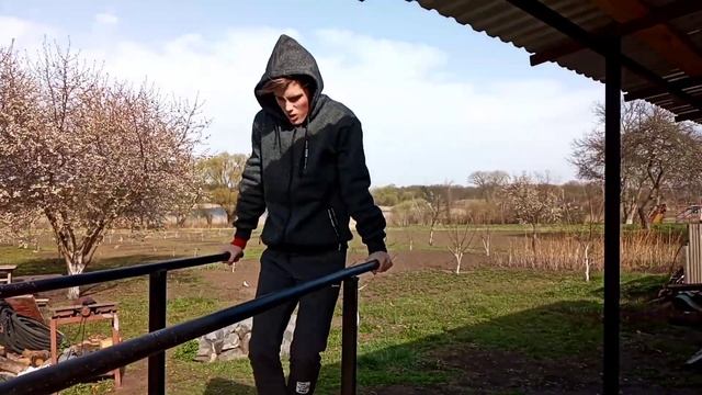 Проверяем мой максиум в выходах на две и отжиманиях на брусьях(Пытаюсь увеличить повторение часть 1 смотреть онлайн