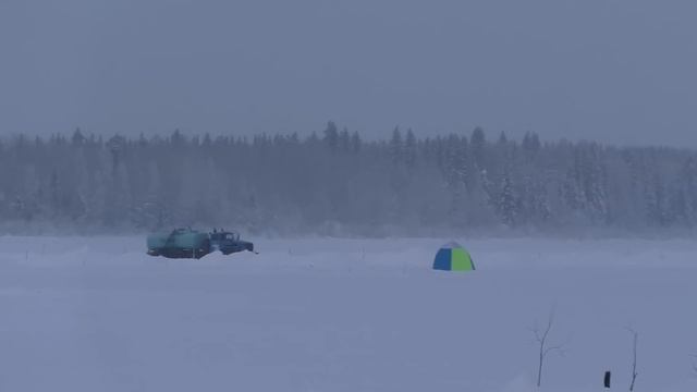 Она пришла в палатку ВСЯ В КРОВИ / Зимняя рыбалка в палатке / Ловим сига и хариуса смотреть онлайн