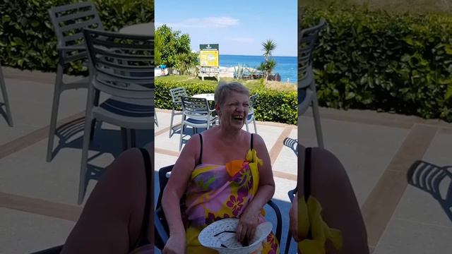 Последний день в этой поездке в Турцию. В баре на берегу Средиземного моря. смотреть онлайн