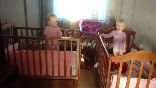Двойняшки проснулись. Кровати с маятником смотреть онлайн