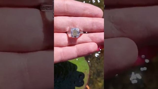 Кольцо с жёлтым бриллиантом в центре и дополнительными бриллиантами форм огранки: багеты и овалы. смотреть онлайн