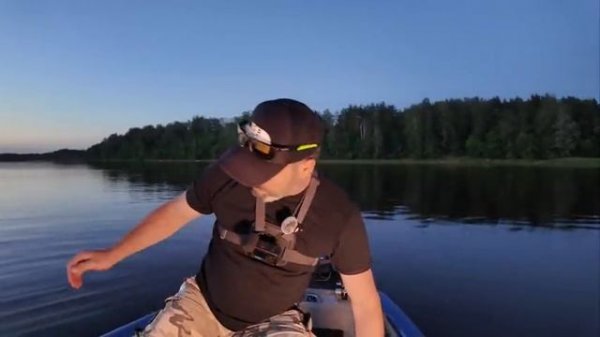 Нарвались на клёв окуня. Ловим с лодки на мелководье. Ночёвка в лагере на реке.