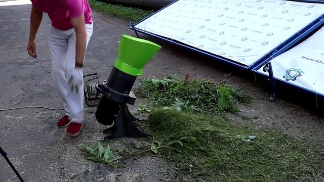 Демонстрация работы садового измельчителя травы и мелких веток "Жнец" мод. ИТ300 смотреть онлайн