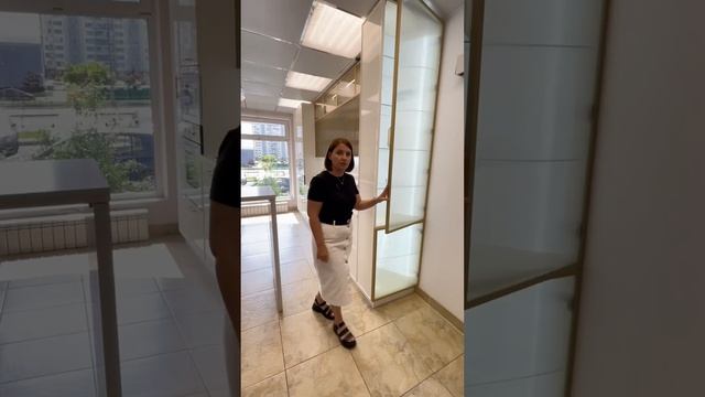 Шкаф-витрина #дом #кухни #кухня #мебель #шкафы #ремонт #лайфхак #шкаф #рекомендации #обзор смотреть онлайн