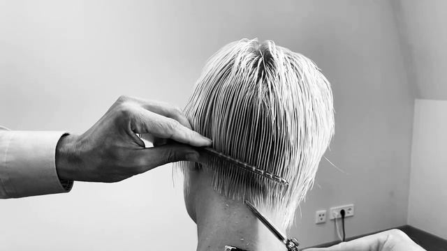 Как стричь затылок в короткой стрижке | Женская стрижка на короткие волосы | Владимир Кордюк смотреть онлайн