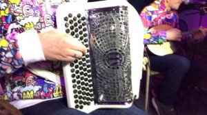 Баянист порвал баян!