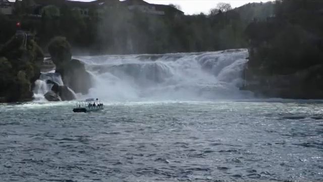 Самый крупный водопад Швейцарии ( Рейнский водопад ) смотреть онлайн