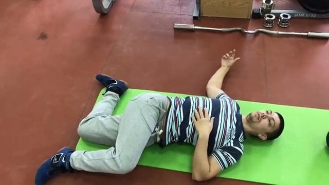 растяжка мышц бедра и туловища лежа на коврике смотреть онлайн