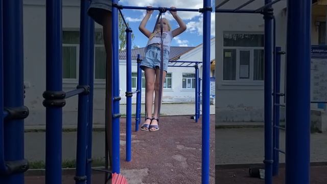 Подтягивания с резинкой для девчонок) смотреть онлайн