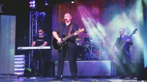 Голуби целуются на крыше