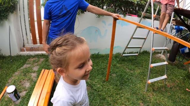 Милана и Ника продолжают строить детский домик на пальме. 🛕 смотреть онлайн