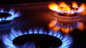 Почему газ горит оранжевым пламенем вместо синего
