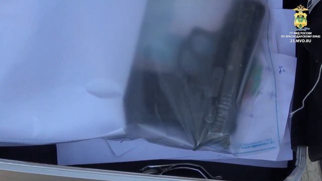 Полиция нашла несколько единиц оружия и около 1 тысячи патронов в доме у 58-летнего местного жителя смотреть онлайн
