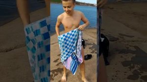 Купается в холодной воде