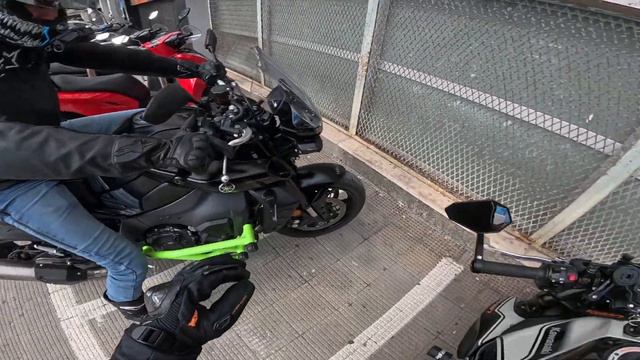 SLIMITIAMO fuori ad una SCUOLA e ci CACCIANO !! PROF INCAZZATA🤬🤬🤬 - (Kawasaki ER6N- MT10 - RS660) смотреть онлайн