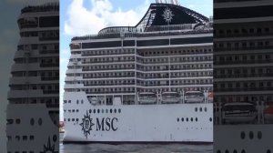 Спуск на воду гигантского круизного лайнера