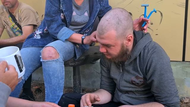 Я ЗАБУХАЛА С БОМЖАМИ / А ДОЛЖНА БЫЛА ОБЩАТЬСЯ В ВЫСШЕМ ОБЩЕСТВЕ смотреть онлайн