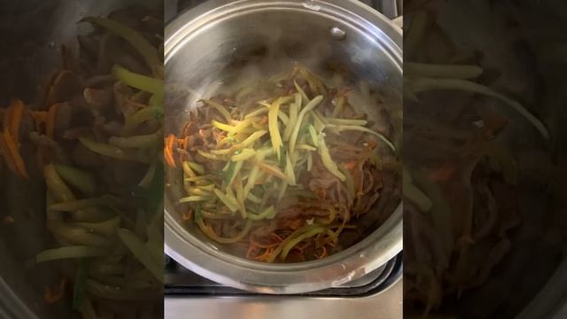 Самая вкусная ФУНЧОЗА С ГОВЯДИНОЙ.Рецепт от китайского шеф повара за 20 минут . смотреть онлайн