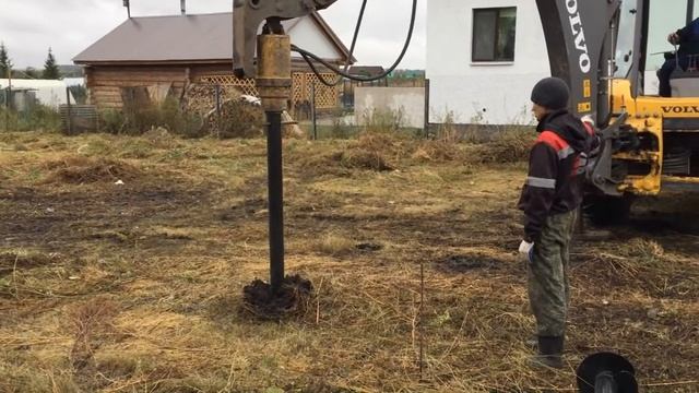 Как закручивают винтовые сваи. Монтаж фундамента под деревянный дом из бруса. Baumhaus смотреть онлайн