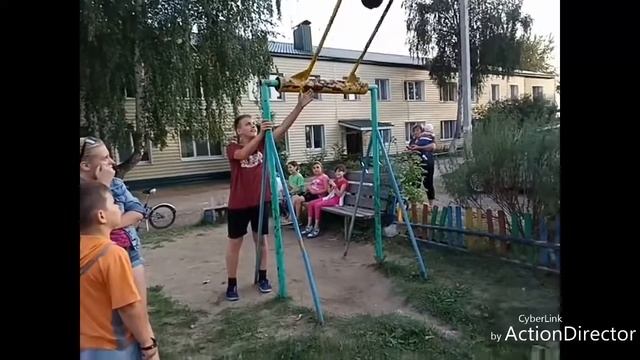 Матвей сделал 100 кругов солнышком на качели! Побиваем рекорд Ютуба!... смотреть онлайн