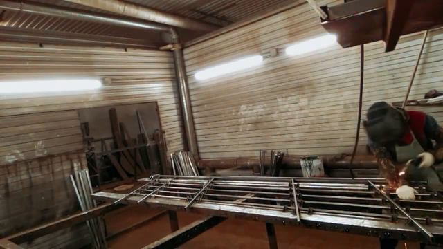 Изготовление металлических перил на лестницу #перила #своимируками #леснитцу смотреть онлайн