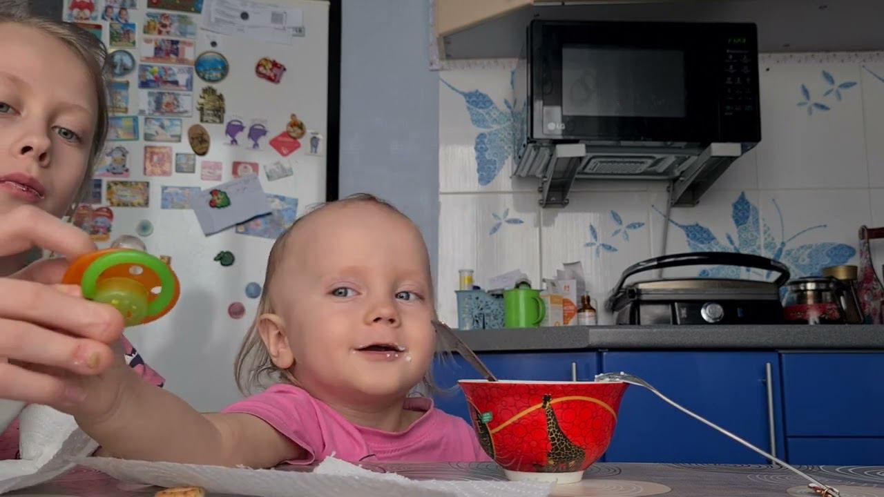 Ева завтракает с сестрой и балуется смотреть онлайн