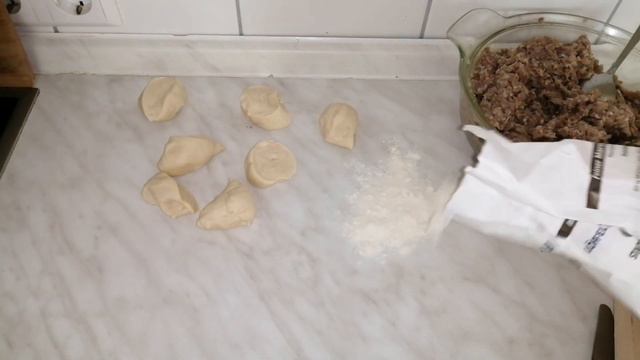 Готовлю беляши. Тесто на кефире получается тонкое и не жирное. смотреть онлайн