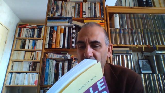 je range mon bureau °°°103°°° : le lecteur fatigue, le thé refroidit смотреть онлайн