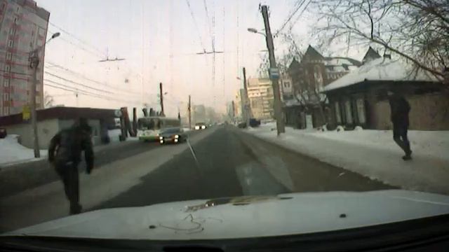 15 метров до пешеходного перехода,но нет же... смотреть онлайн