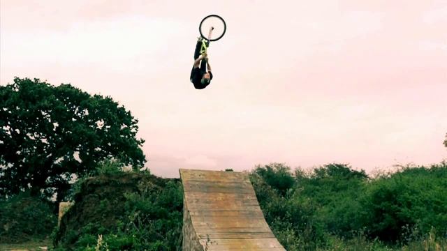 Sam Pilgrim - 240fps backflip barspin смотреть онлайн