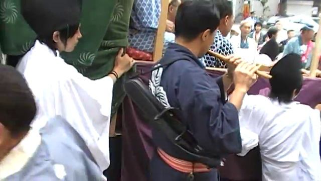 Suwa Shrine Summer Festival and carrying Mikoshi смотреть онлайн