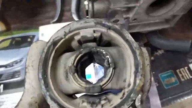 Honda CR-V 2.0L 2013. Замена задних сайлентблоков передних рычагов и втулок стабилизатора смотреть онлайн