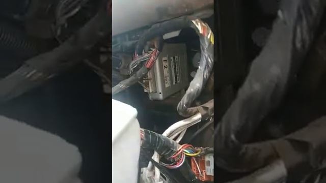 Вот так проводка и коротит на кузов...? смотреть онлайн