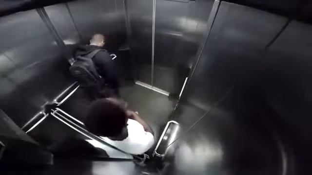 Пранк пердуна в лифте смотреть онлайн