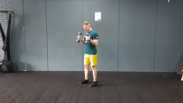 Подъёмы гантелей на бицепс "молотком" смотреть онлайн