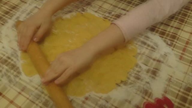 Дети Лиза и Мари повары пекут печенье с M&M's смотреть онлайн