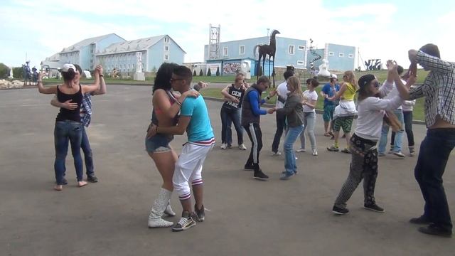 Бачата на Чистых прудах. Луна+КубА. Опен-эйр 03.05.2015 смотреть онлайн