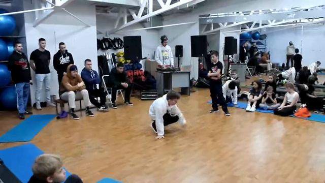 New Year Buttle-3 соревнования по спортивным танцам в номинации Брейкинг 26.12.20г в г.Хабаровск SK смотреть онлайн