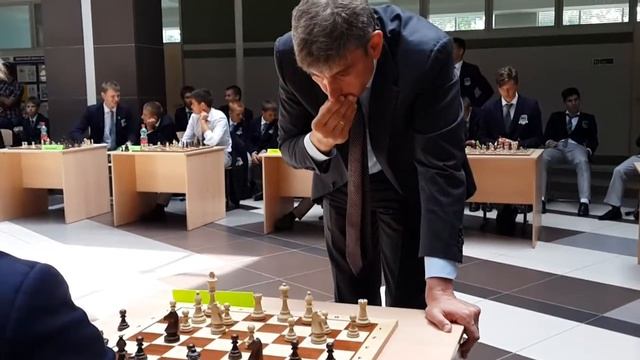 Сергей Николаевич Галицкий проводит сеанс одновременной игры в шахматы смотреть онлайн