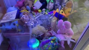 КАК ДОСТАТЬ БОЛЬШУЮ ИГРУШКУ ИЗ АВТОМАТА ХВАТАЙКА?! ИГРАЮ 50 РАЗ В АППАРАТЕ С ИГРУШКАМИ