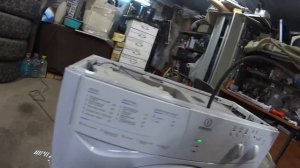 Стиральная машина Индезит WIUN 102. Без остановки наливает воду.