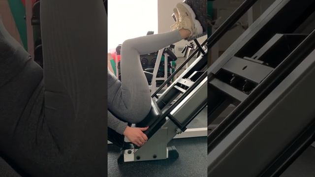 ЖИМ ПЛАТФОРМЫ С УЗКОЙ ПОСТАНОВКОЙ НОГ смотреть онлайн