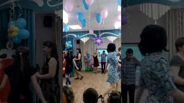Мамы танцуют смотреть онлайн