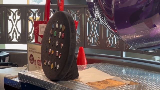 Disneyland Pin Trading In Frontierland + Pin Boards смотреть онлайн