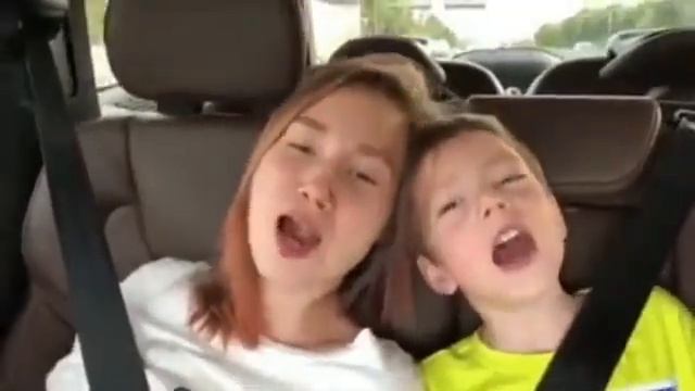 света  Богдан поют песню мяу