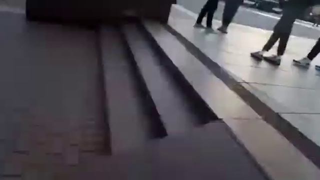 Учимся прыгать с лестниц на трюковом самокате смотреть онлайн