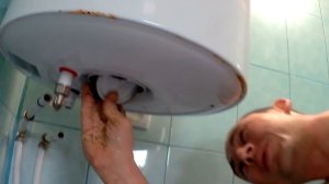 Чистка бойлера Ariston с помощью отвертки и двух ключей.