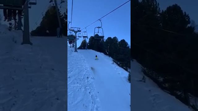 Snowboard beginner on the ski lift takes out everyone смотреть онлайн