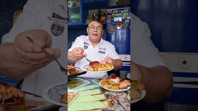 Не реально вкусные куриные бёдра в духовке с картошкой 😋😋😋. смотреть онлайн